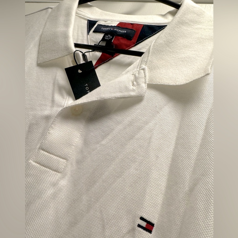 *SOLD* - Men’s Tommy Hilfiger Polo W/sleeve Design | XL Slim Fit